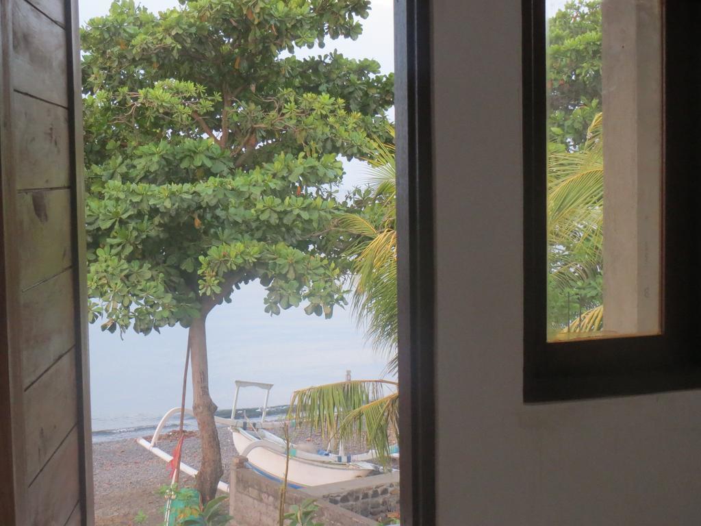 Amed Sari Beach Guesthouse Exterior foto
