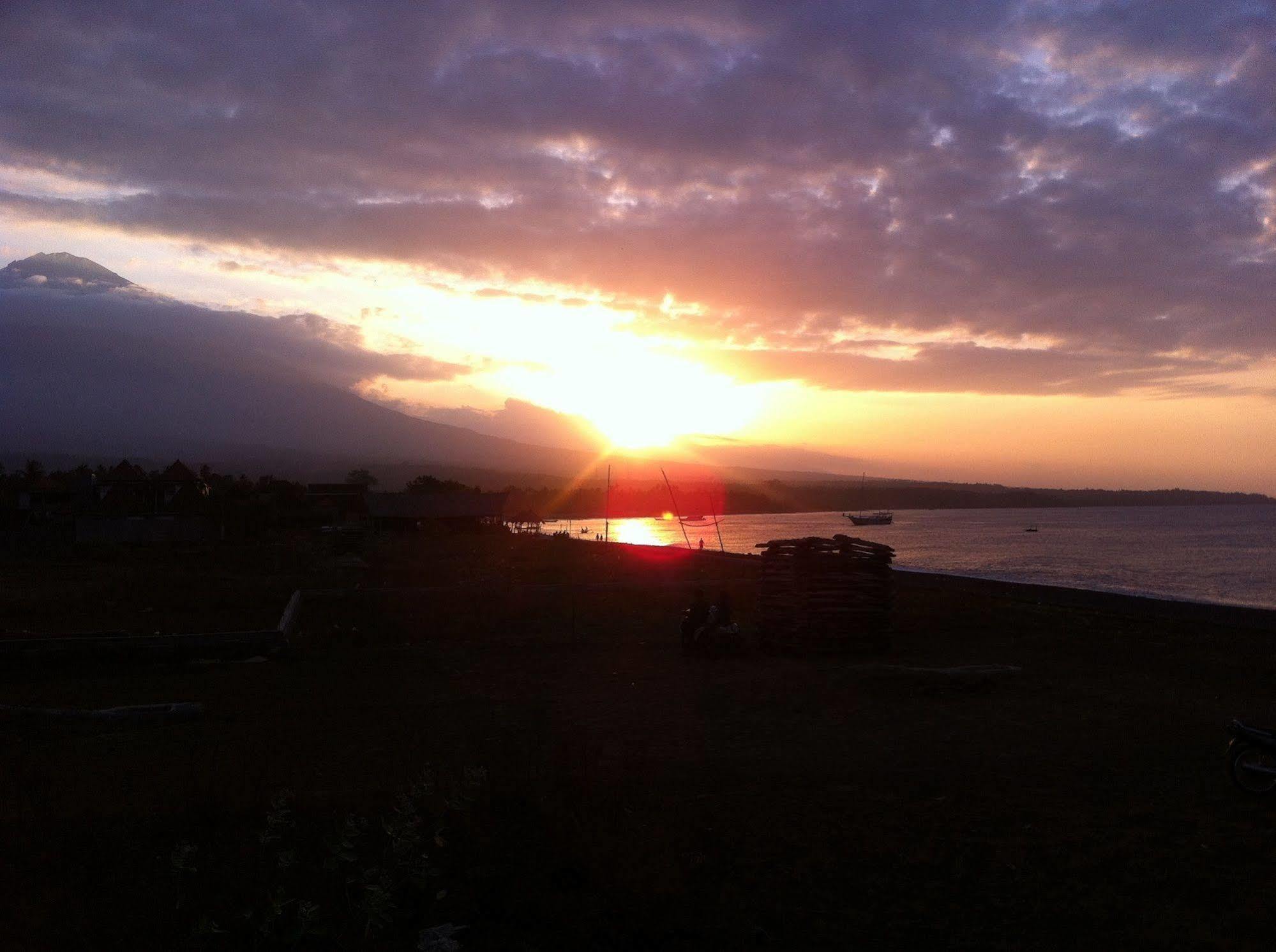 Amed Sari Beach Guesthouse Exterior foto